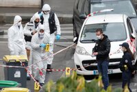 Útočník z Paříže chtěl podpálit bývalou redakci Charlie Hebdo. Úřadům lhal o věku