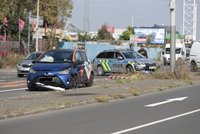 Naboural v Kobylisích s půjčeným autem, vystoupil a zdrhl! Po řidiči pátrají policisté