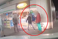 VIDEO: Šílené běsnění agresivního opilce! Napadal lidi na benzince, pak bez roušky vybuřoval na poliklinice