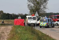 Tragédie u Prahy! Motorkář (†56) se u Čelákovic srazil s náklaďákem, na místě zemřel
