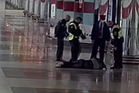 VIDEO: Cizinec (30) bezvládně ležel ve stanici metra Letňany. Když ho probudili strážníci, vysmál se jim