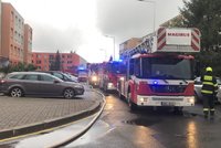 Hasiče zaměstnal požár bytu na východě Prahy. 30 obyvatel evakuovaných, jeden zraněný