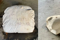Na Žižkově se vyskytl atypický pomník známého bezdomovce (†45). „Zakopla“ o něj chodkyně