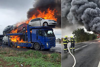 Na Kladensku hořel kamion s auty: Škody jdou do milionů