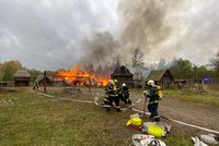 Středověký skanzen Řepora opět v plamenech: Několik stavení lehlo popelem, hořel i les