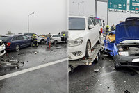 Hromadná nehoda na D10! Srazilo se pět aut, vážně zraněnou ženu (65) vyprostili hasiči