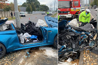 Luxusní vůz se rozpůlil o lampu: Řidiče hasiči našli až na zadním sedadle, zázrakem přežil