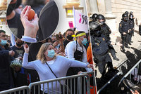 Protest proti zavřeným barům a restauracím: V Barceloně létala vejce i slova o „hřebíčku do rakve“