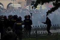 ONLINE: Vyhrocený protest chuligánů v Praze! Zbraně, rány a dým, těžkooděnci a vodní dělo v akci
