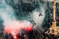 Vřava na Staroměstském náměstí: Policie zadržela 144 lidí! Dva policisté skončili v nemocnici