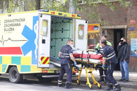 Krvavý zločin v Holešovicích?! Vážně zraněnou ženu vezli záchranáři, muže v poutech odvedla policie