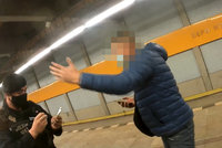 Cizinec bez roušky v metru sprostě nadával strážníkům! Řešili 15 tisíc porušení za dva měsíce
