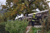 Neštěstí v Radotíně: Převrátil se kamion, hasiči vyprostili zraněného z nepřístupného terénu