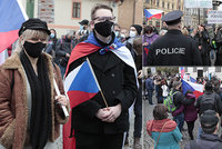 V Praze protestovali nespokojenci proti vládním nařízením. Roušky byly dole, policisté i tak děkují