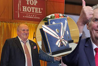 Zeman vyznamenal šéfa hotelu, ve kterém oslavil volby: Cesta do Číny i kšeft na Hradě