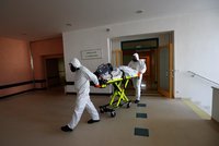 Koronavirus ONLINE: Přes 3000 mrtvých v ČR, 5000 korun pro důchodce a omezení se protáhnou
