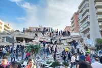 Zemětřesení v Turecku a Řecku: 28 mrtvých a 800 zraněných, tsunami zaplavila pobřeží