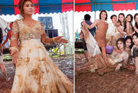 Svatbu narušil nečekaný déšť: Nevěsta si zatančila v bahně i s družičkami!