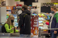 Supermarket, který je otevřený i v neděli: Češi ho vzali útokem, u pokladen narváno