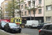 VIDEO: Drama na Žižkově. Těhotná žena hrozila, že vyskočí z balkonu!