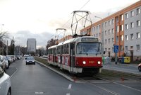 Tramvaj ve Vršovicích srazila chodkyni (77)! Zůstala zaklíněná pod koly vozu, je ve vážném stavu