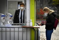 Přírůstky nakažených v Praze klesají. Za pátek jich testy odhalily opět méně než 500