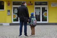 Druhý „první školní den“ v Praze: Malé děti se vrátily do tříd, doma se jich dál učí minimum