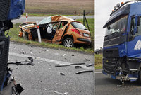 Bouračka kamionu a osobního vozu na Nymbursku:  Muž v osobáku neměl šanci přežít, spolujezdkyně je těžce zraněná