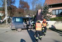 Vážná nehoda u Dolních Kounic: Záchranáři museli ošetřit šest zraněných cizinců