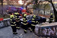 Bizarní nehoda na Vinohradech: BMW se zaseklo na schodech! „Stará mě zabije,“ řekl řidič policistům