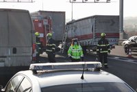 Zacpaný Pražský okruh. Při smrtelné nehodě se srazil kamion s dodávkou, bouralo se i v opačném směru