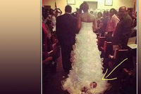 Šokující fotka ze svatby: Nevěsta kráčela uličkou s miminkem přivázaným k vlečce!