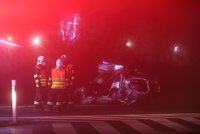 Další tragédie na silnici u Prahy. Srážka osobního vozu s kamionem si vyžádala lidský život
