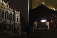 VIDEO: Rány a ohňostroj jisker v centru Prahy. U Rudolfina se přes noc střílí, ale jen slepými