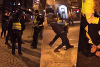 Drsné video ze Stodolní v Ostravě: Strážník použil na muže slzný plyn, ten si to nenechal líbit