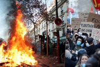 Ulice v plamenech a zuřící davy. Francouzi protestovali proti kontroverznímu zákonu