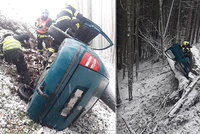 Drsná „zimní“ nehoda u Vizovic: Auto sjelo ze silnice a skončilo v lese!