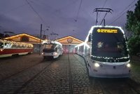 ŽIVĚ: Tisíce světel rozzářily tramvaje i retrobus! Vánoční flotila vyrazila do ulic Prahy