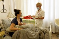 Jak se rodí s covidem: Nemocnice v Jeseníku a ve Šternberku pečují o nakažené maminky