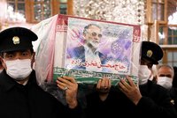 „Atentát nás nezastaví!“ Írán pohřbívá jaderného fyzika. Pomstí jeho smrt?