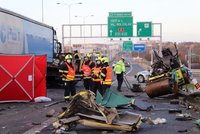 Smrtelná nehoda na Pražském okruhu! Srazily se dva náklaďáky a dodávka, řidič zemřel