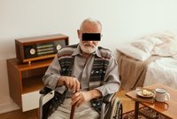 Stařečkovi (71) v Řepích zachránila život! Muž se neozýval, starostlivá sousedka zalarmovala strážníky