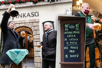 Štamgasti si vzali dovolenou, rezervace na dny dopředu! Restaurace v Praze mají po otevření plno