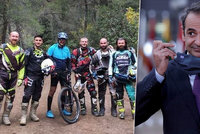 Premiér porušil vlastní tvrdá pravidla: Na kole jel do hor a fotil se ve skupině bez roušky
