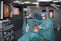 Nový parťák chirurgů ve vítkovické nemocnici je robot: Drží kameru a netřese se mu ruka