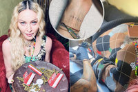 Madonna má v 62 letech první tetování: Shluk písmen na zápěstí není náhodný!