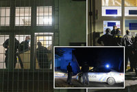Masivní vzpoura ve věznici v Bělušicích má dohru: Dvěma mužům hrozí prodloužení trestu až o 10 let