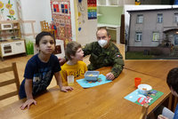 O nakažené postižené děti z dětského domova se starají vojáci: Personál má koronavirus
