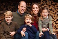 Královská rodina na nových vánočních fotkách: Brity zarazilo, komu se podobá malý George
