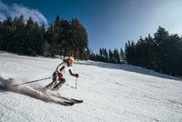 Šumavský Špičák otevírá: Sníh je technický, celodenní lyžovačka za 680 korun